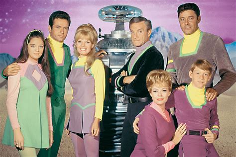 cast of lost in space tv